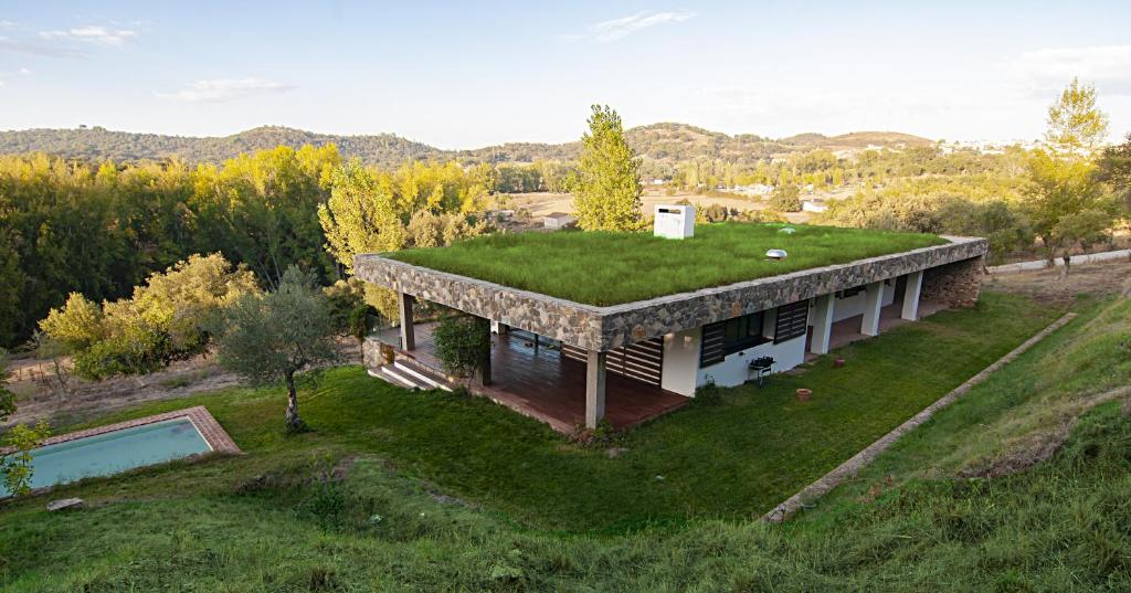 科迪加纳Vivienda Rural Olivar del Chanza的屋顶草顶房屋的顶部景色