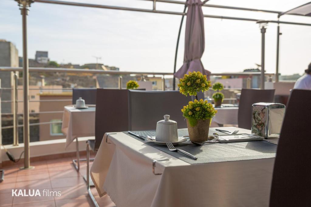 普拉亚瑟萨瑞阿酒店的阳台上的桌子上摆放着鲜花