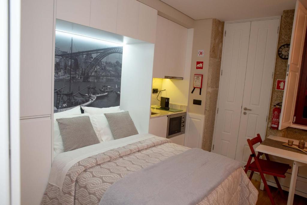 波尔图Oporto Ana's Studio的一间卧室设有一张大床和大窗户