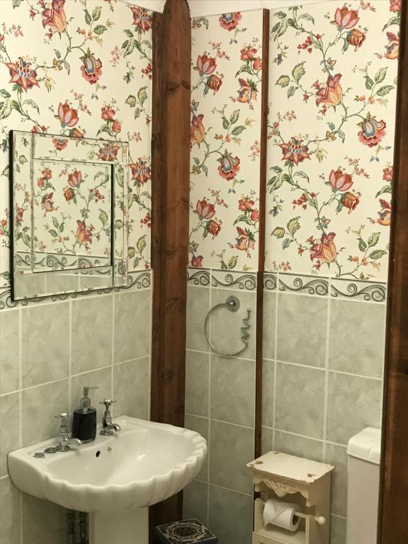 红木旅舍的一间浴室