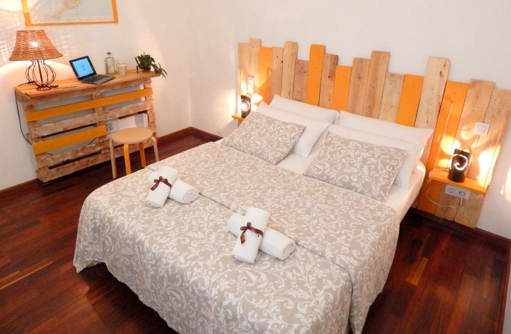 大加那利岛拉斯帕尔马斯二十七度拉斯帕尔马斯旅馆的一间卧室配有一张床,上面有两条毛巾