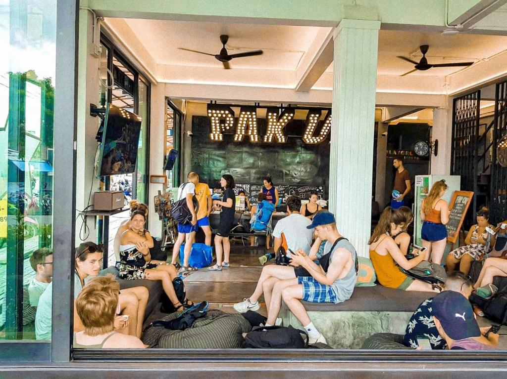 甲米镇派科上酒店的一群人坐在商店的窗户里