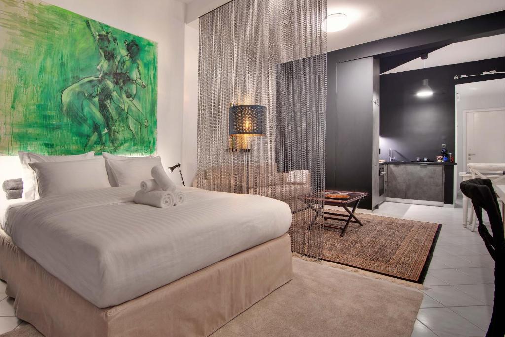 约阿尼纳ALL SEASONS Luxury Suites1的一间卧室配有一张壁画大床