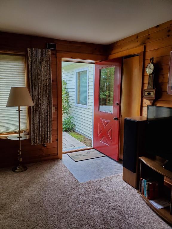 西南港Kenway Ranch的客厅里一扇红色的门