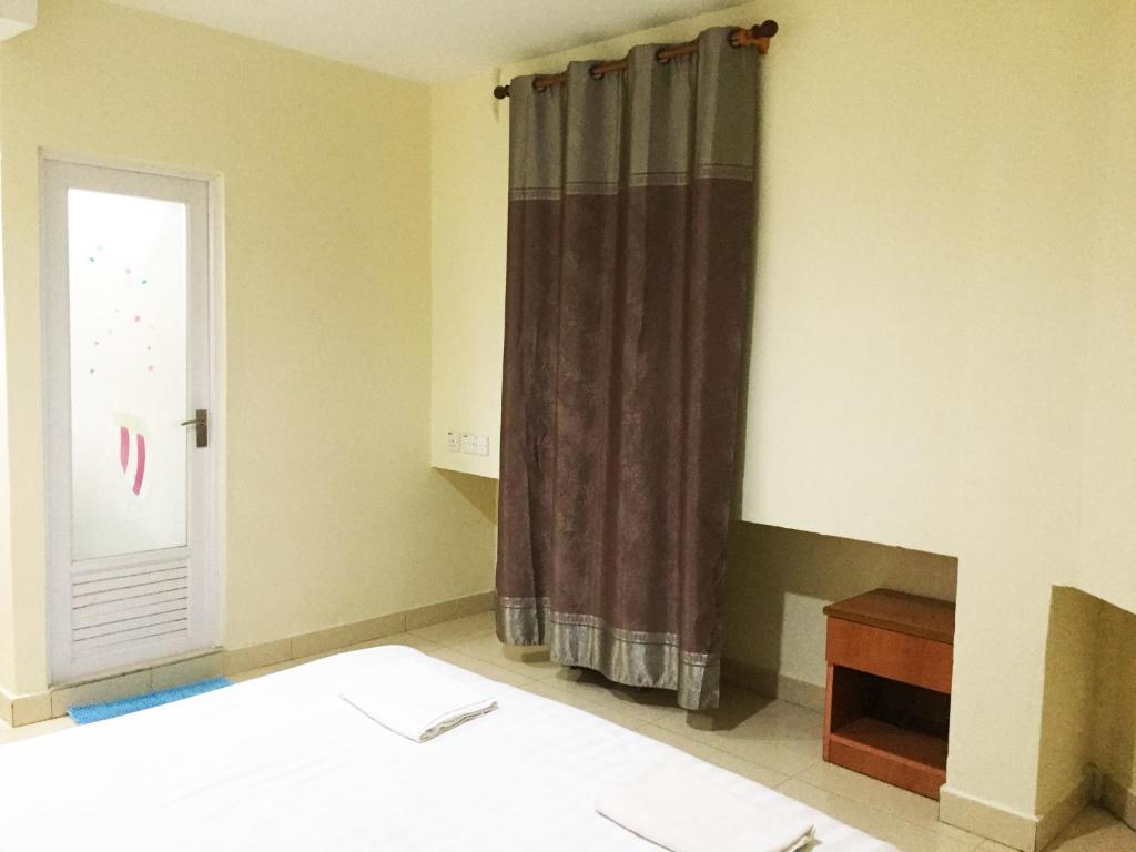 米里HK Inn Hua Kiew Inn的一间卧室设有一张床和一个窗口