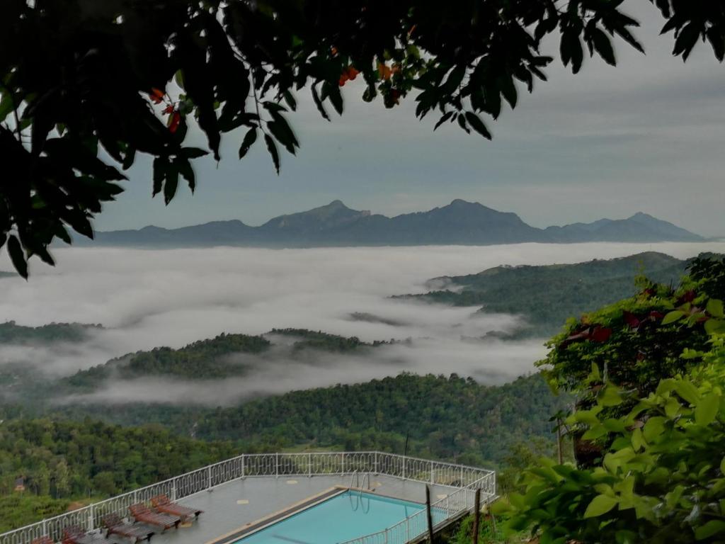 艾卡杜瓦绿景假日度假酒店的享有云雾弥漫的山脉游泳池景致
