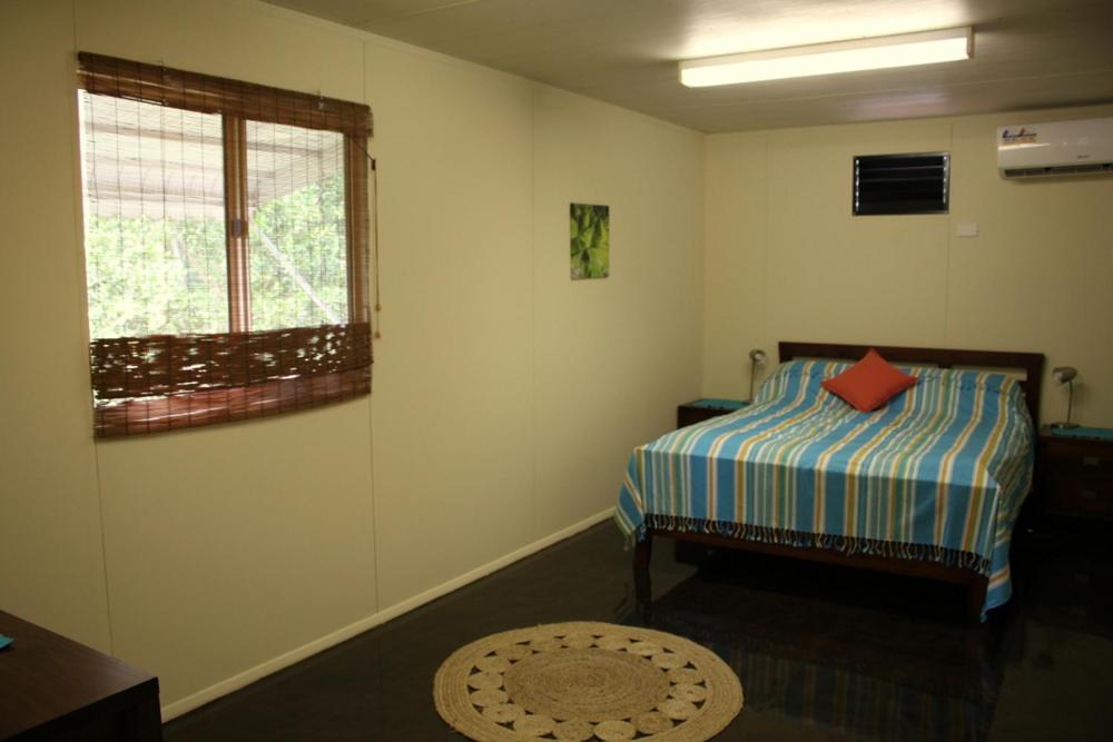 Howard SpringsSpring Homestead的一间小卧室,配有床和窗户