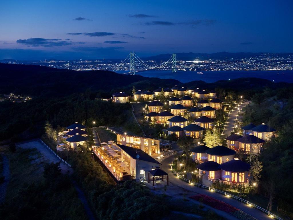 淡路GRAND CHARIOT Hokutoshichisei 135°的夜晚带灯光的城市景观
