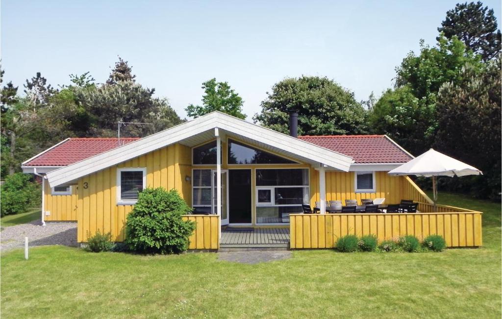 Udsholt SandCozy Home In Grsted With Kitchen的黄色房子,设有大型前廊