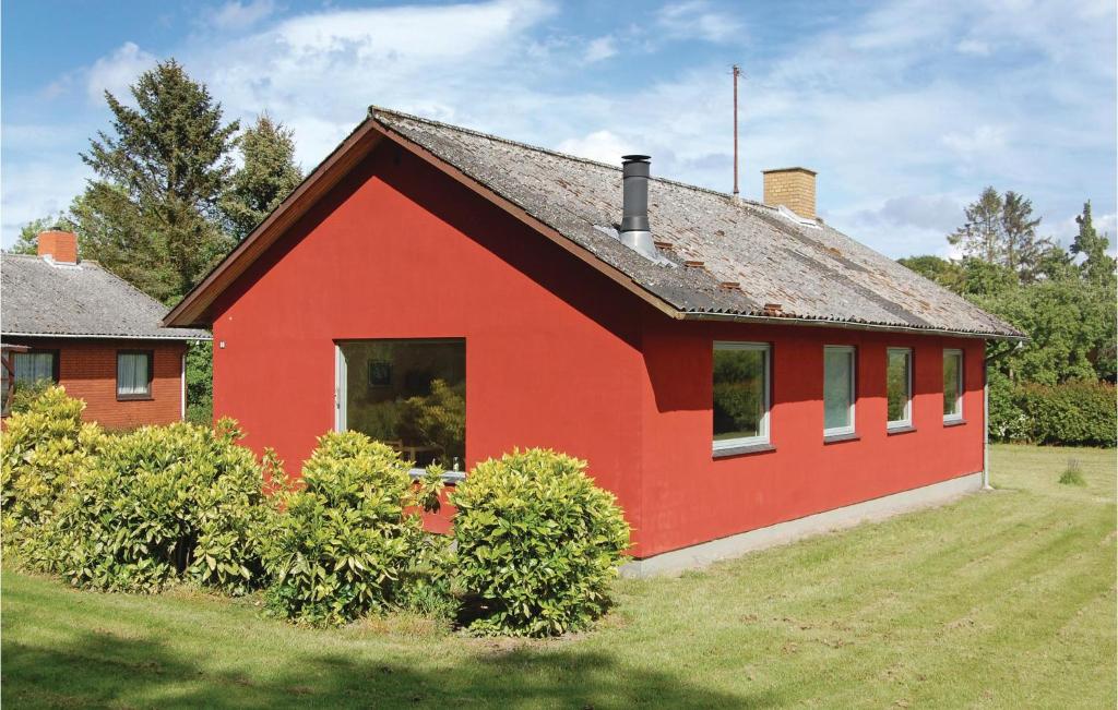 Skattebølle2 Bedroom Awesome Home In Tranekr的红色房子,有红色屋顶