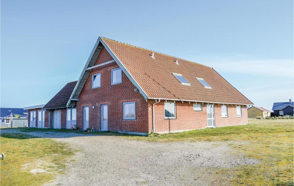 Nørre LyngvigVejlgrd的大型红砖房子,屋顶有 ⁇ 