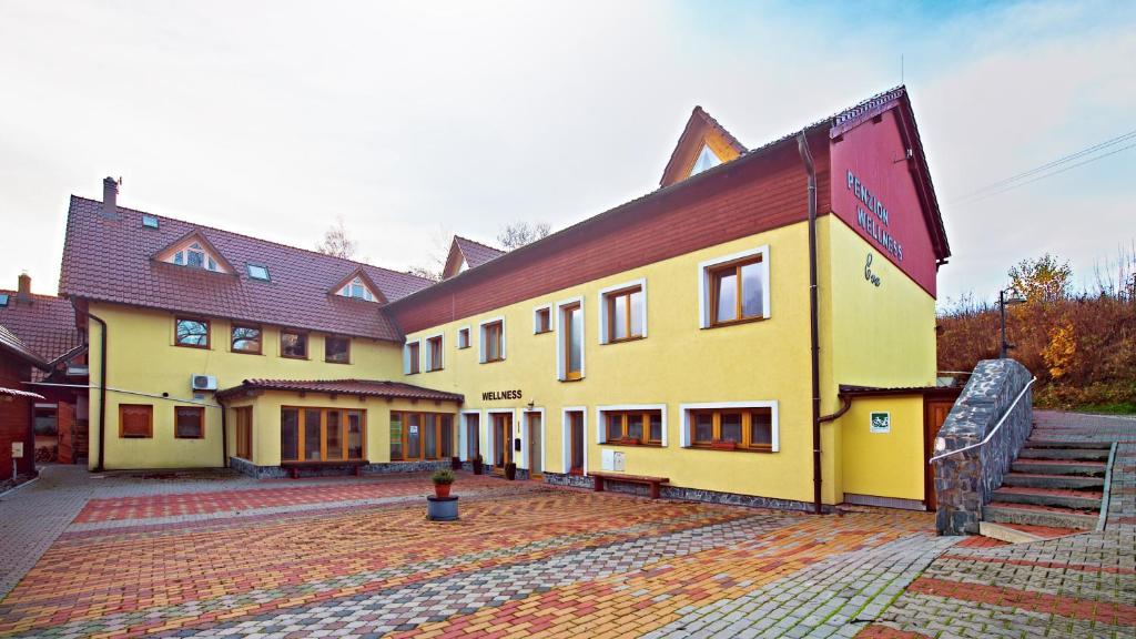 Dolní MoraviceWellness Penzion Eva的红色屋顶的大型黄色建筑