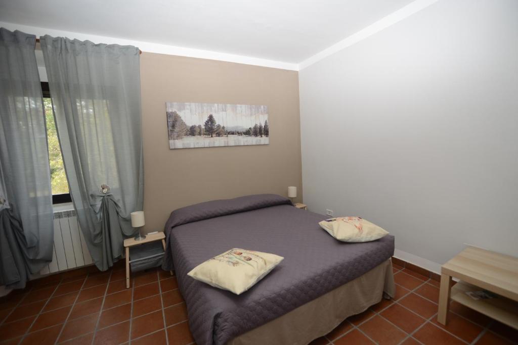 BoianoCasetta Margret的一间卧室配有一张床,上面有两条毛巾