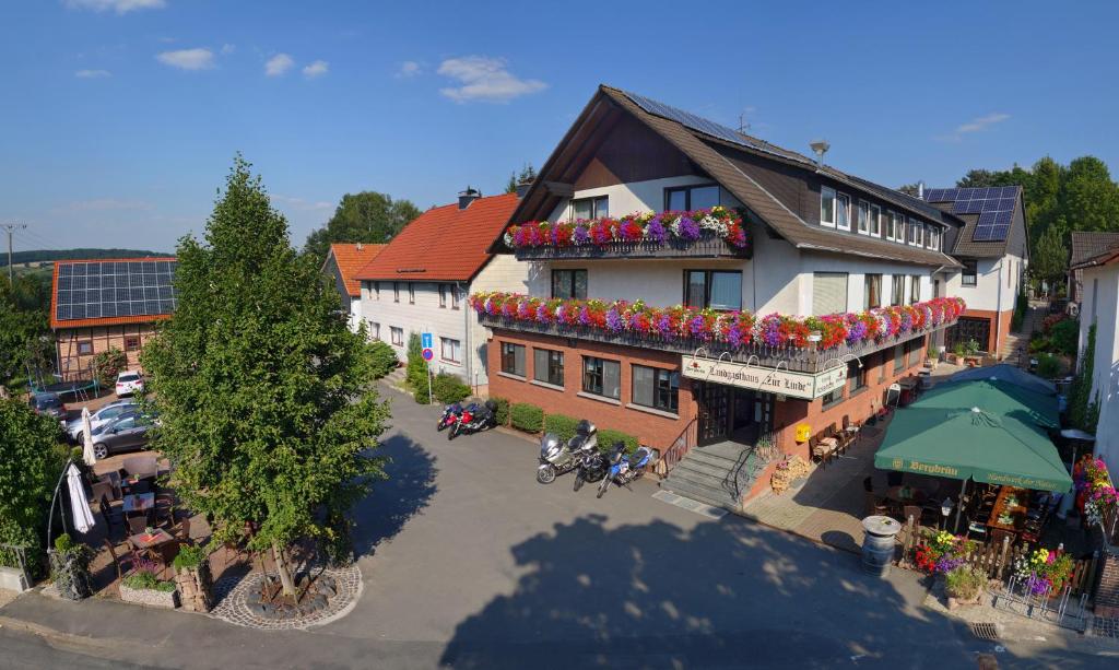 FürstenhagenLandgasthaus zur Linde的花朵上方建筑的顶部景色