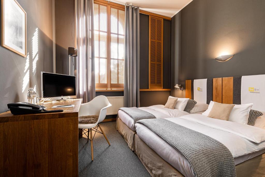 汉堡幽鹤-青春酒店的酒店客房设有两张床和一张带电脑的书桌