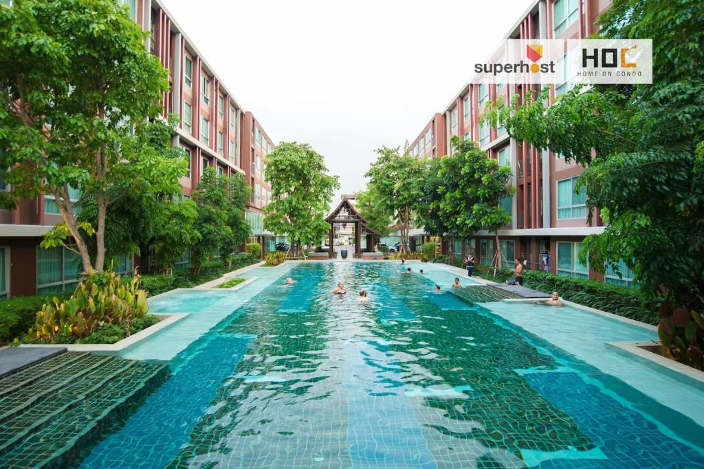 清迈D'vieng Santithum Condo by Ping的一座建筑物中央的游泳池