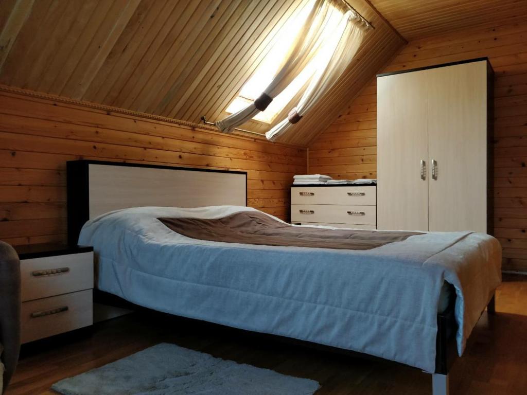帕利亚尼西亚Chalet 888 Cottages的一间卧室设有一张大床和木墙