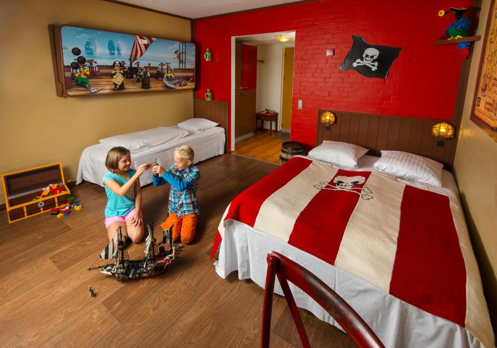 比伦德乐高海盗假日公园的卧室配有2张床,可供2名儿童入住