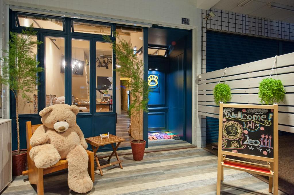 高雄理欧111/巨蛋瑞丰馆的坐在商店外椅子上的泰迪熊