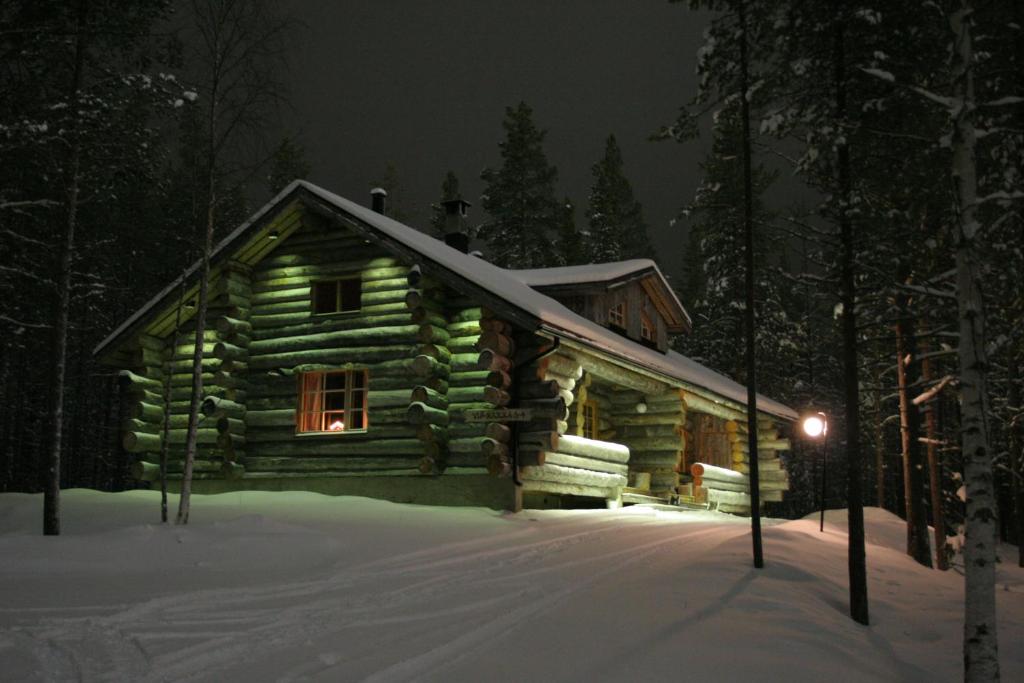 列维威瑞卡小木屋的雪中的一个小木屋