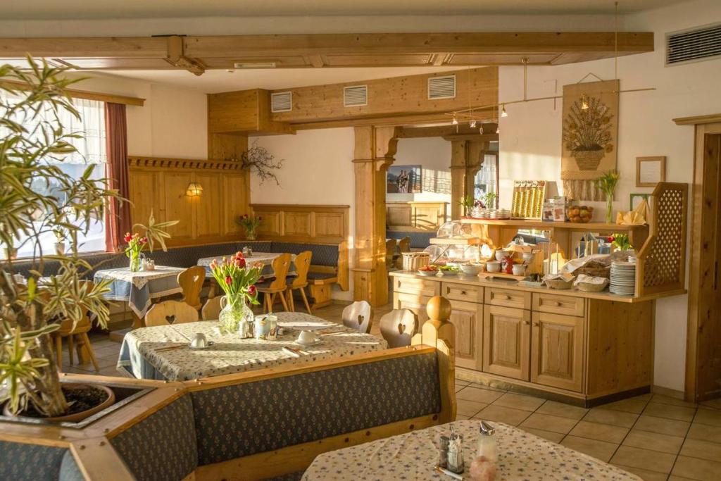 陶普利茨索努尔酒店的一间厨房,内设桌椅