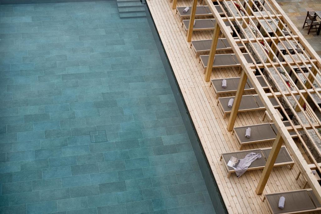 拉纳施瓦兹史密德酒店的游泳池的顶部景色,设有梯子