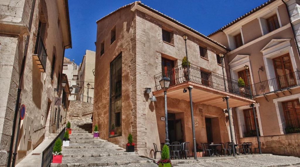 比亚尔法萨那精品酒店的一座古老的建筑,有楼梯通往大楼