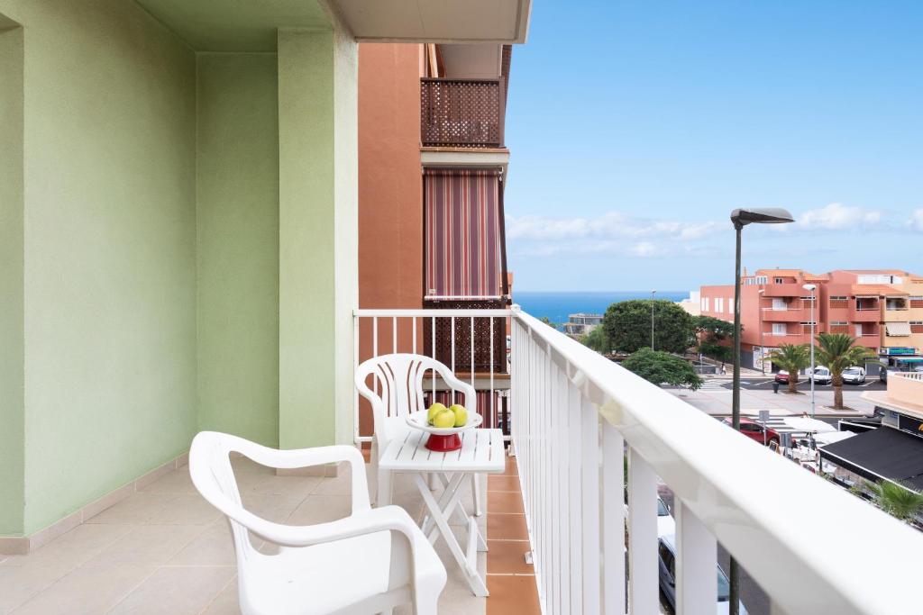 坎德拉里亚Home2Book Charming Apartment Candelaria, Wifi & Pool的阳台配有两把椅子,享有海景。