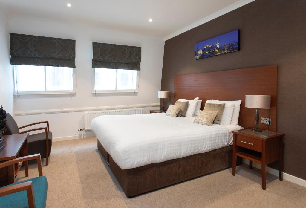 爱丁堡Stewart by Heeton Concept - Aparthotel Edinburgh的酒店客房设有一张大床和一张书桌。