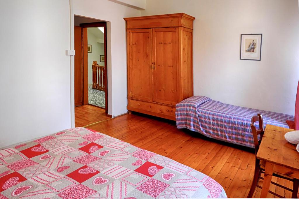 加尔达湖滨Albergo La Montanara的一间卧室配有一张床和一个梳妆台