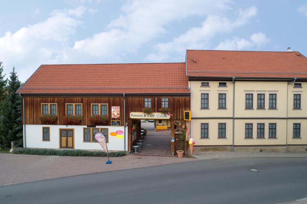 Elxleben bei Arnstadt力波来-咖啡厅-旅馆的一座红色屋顶的大型建筑