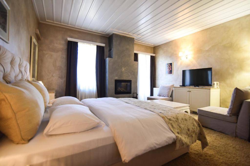 阿拉霍瓦Guesthouse likoria的一间卧室配有一张大床和电视