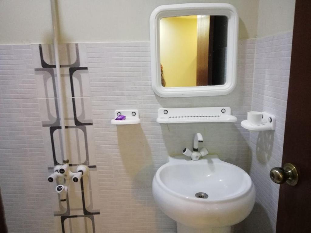 卡拉奇Seaview Lodge Guest House的浴室设有白色的卫生间和镜子