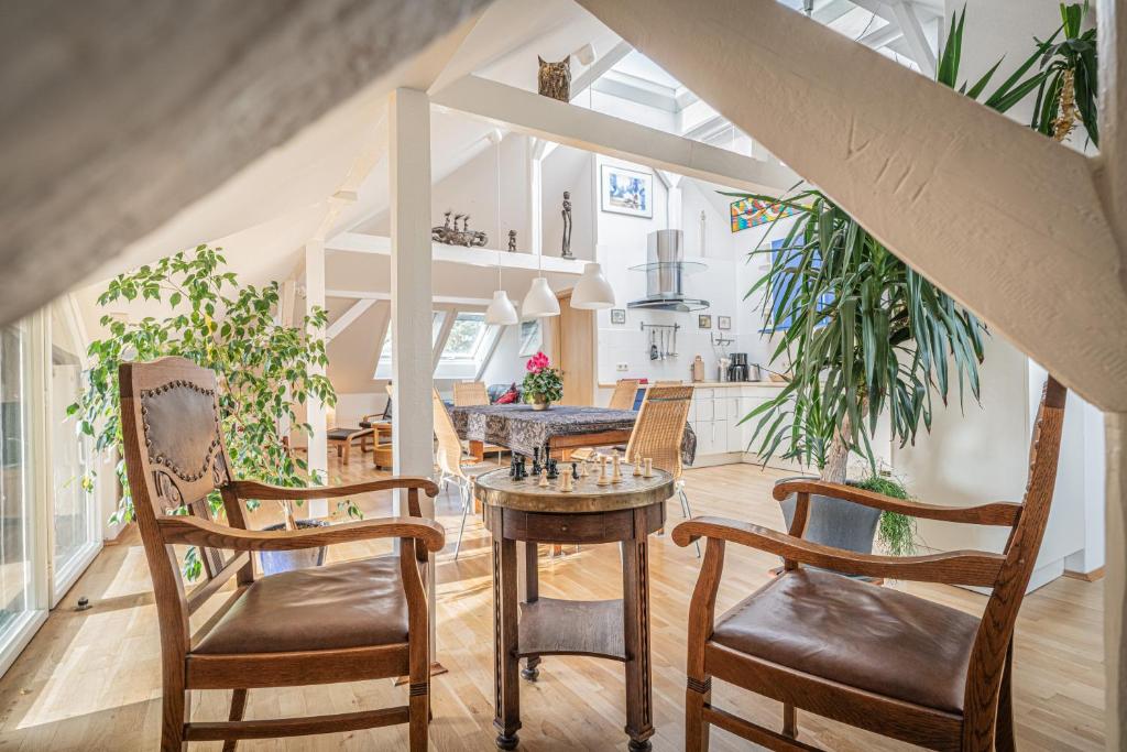 德累斯顿Ferienwohnung Sillack的厨房以及带桌椅的用餐室。