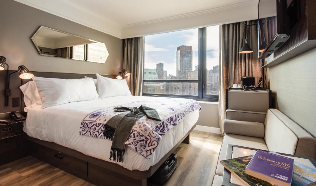 纽约Pestana Park Avenue的酒店客房设有一张床和一个大窗户