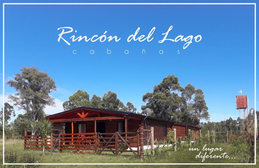 Colonia AyuiRincon del lago的树木林立的小型木屋