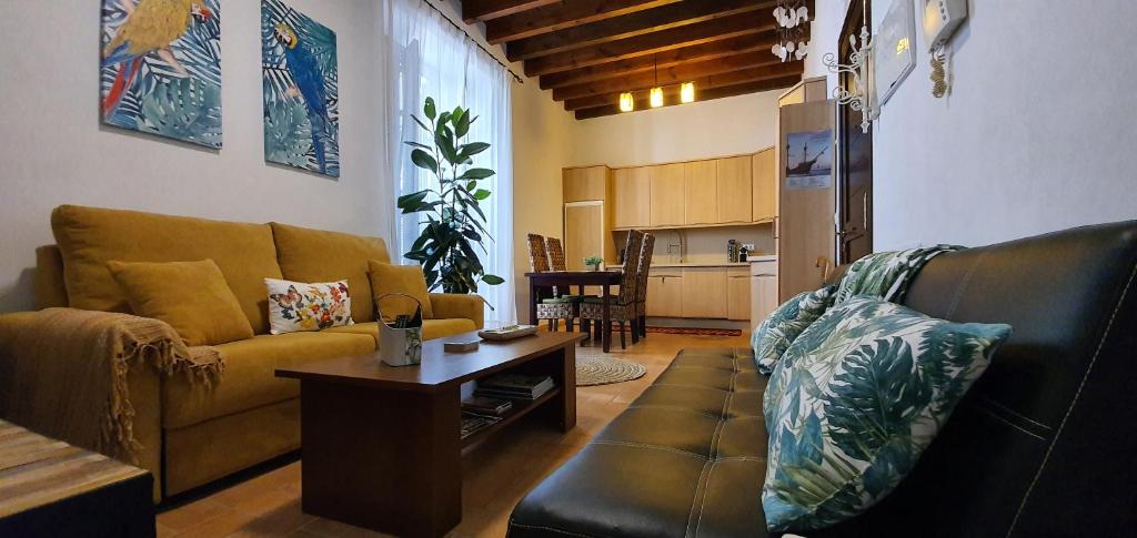 桑卢卡尔-德巴拉梅达Palacio Godoy的客厅配有沙发和桌子