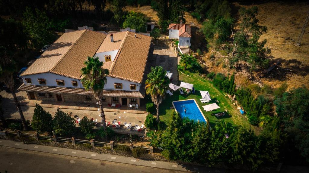 El ColmenarHotel Restaurante Las Buitreras的享有带游泳池的房屋的空中景致