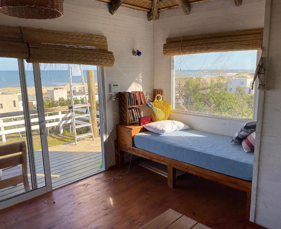 德尔迪阿布罗角Cabañas Punta Papaya的一间卧室设有一张床和一个大窗户