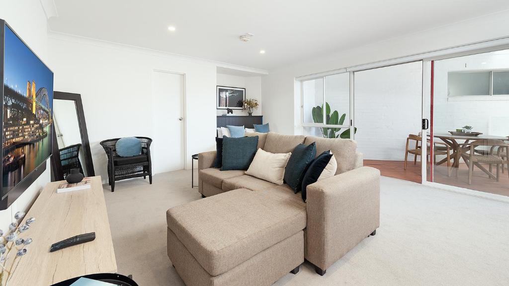 悉尼ULTIMATE BONDI LIVING的客厅配有沙发和桌子