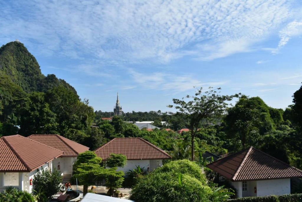 甲米镇Rai Win Resort的享有房屋和树木屋顶的景色