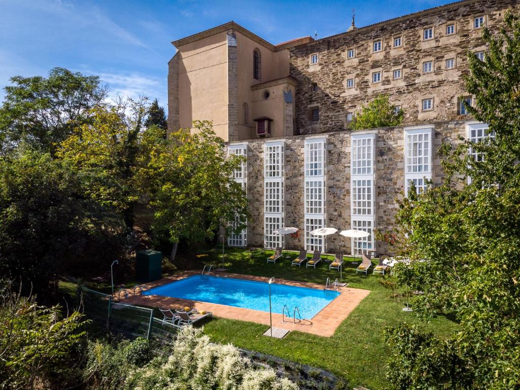 蒙福特·德·莱蒙斯蒙福特德莱莫斯旅馆的一座大型建筑,前面设有一个游泳池