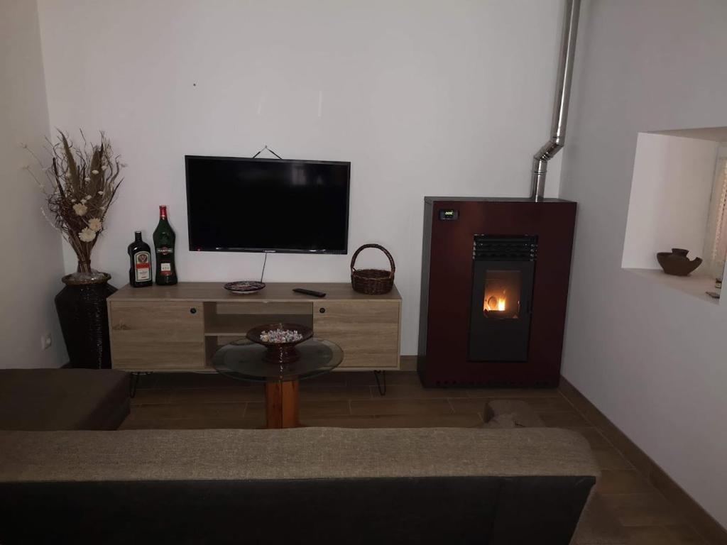 LavacolhosCASA TITA的一间带电视和壁炉的客厅