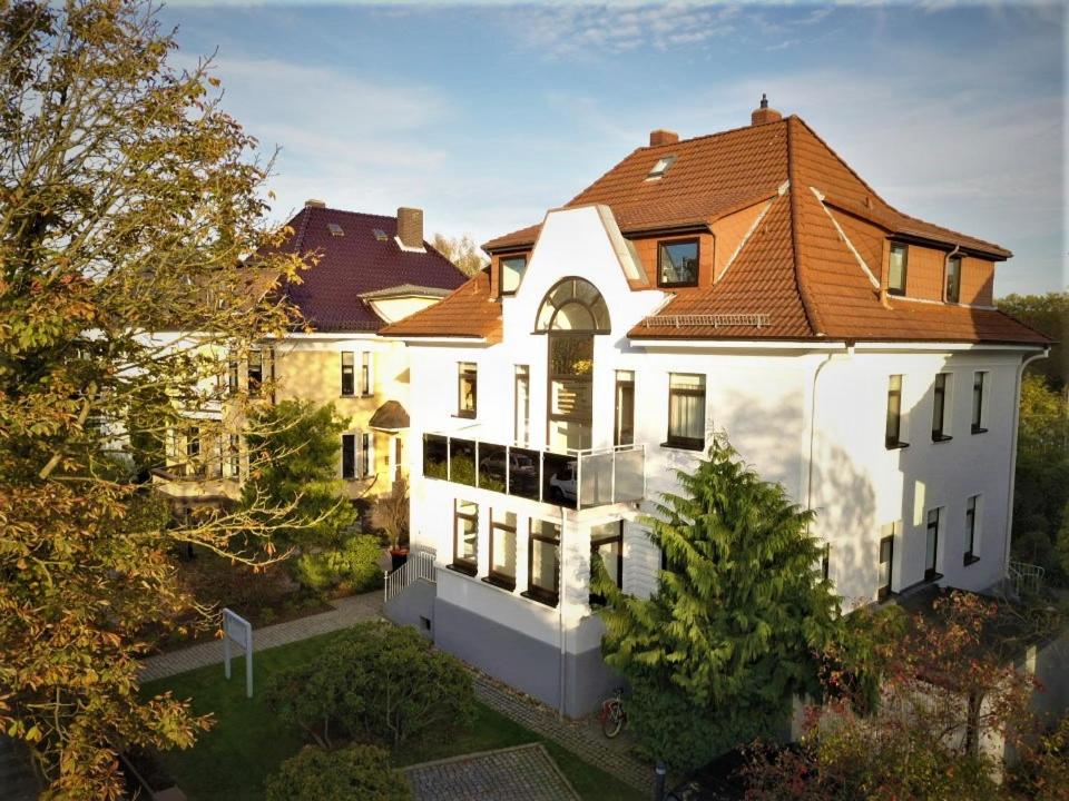 哈默尔恩Wunderschönes Penthouse im Herzen von Hameln的享有白色房屋的空中景致,设有红色屋顶