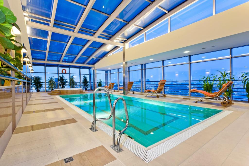 克拉科夫Qubus酒店的海景别墅内的游泳池