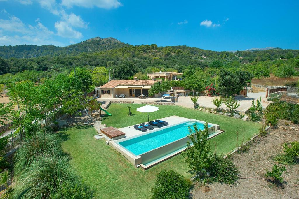 埃尔波特Owl Booking Villa La Rafal - Luxury Retreat with Mountain Views的享有带游泳池的别墅的空中景致