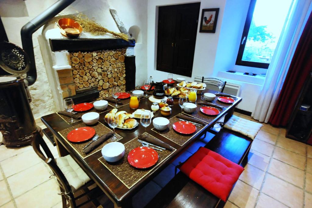 GillonnayAu dessus de Parady的一张桌子,上面放着红色的食物