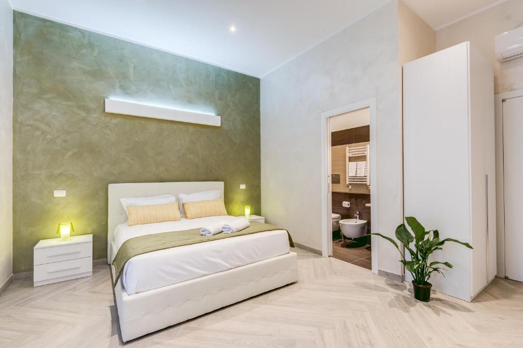 罗马五豪华之家旅馆的一间带白色床的卧室和一间浴室