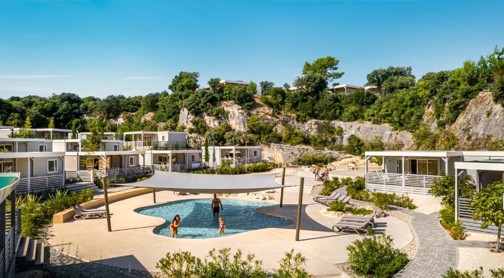 罗维尼Maistra Camping Veštar Mobile homes的享有带游泳池的度假村的空中景致