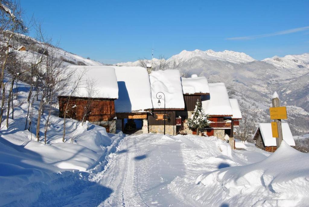 瓦尔莫雷尔Le MAZOT chalet Lucie的雪覆盖的小屋,有雪覆盖的屋顶